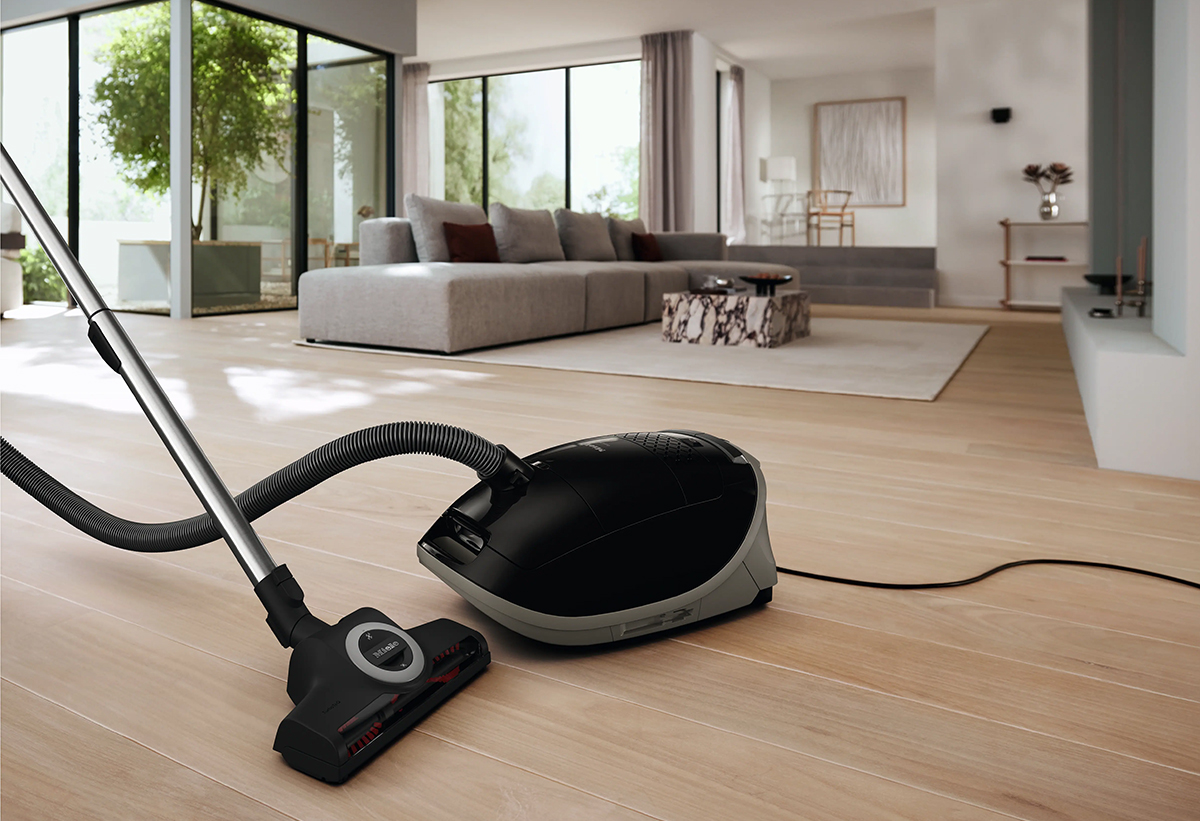 Απεικονίζεται ολόκληρη η σκούπα στο κέντρο ενός σαλονιού.